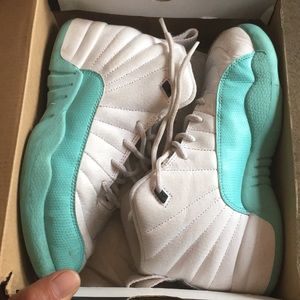 Air Jordan 12 like new comes with original box size 2y